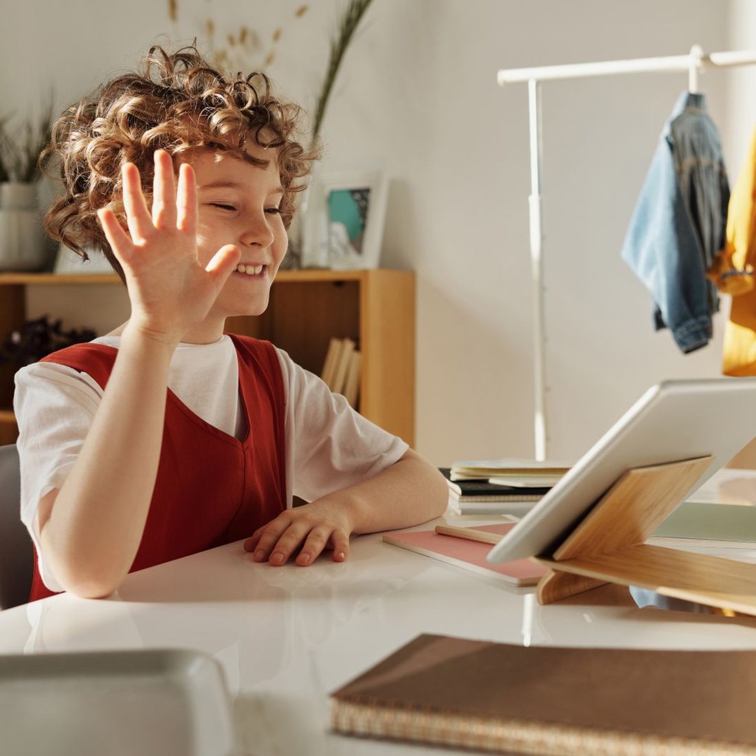 Student staying on track during an online tutoring lesson